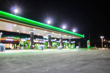 Atmosfer Işığı gece benzin istasyonunda bulanıklaştı