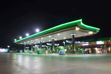 Atmosfer Işığı gece benzin istasyonunda bulanıklaştı