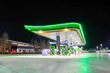 Atmosfer Işığı gece benzin istasyonunda bulanıklaştı