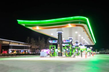 Atmosfer Işığı gece benzin istasyonunda bulanıklaştı
