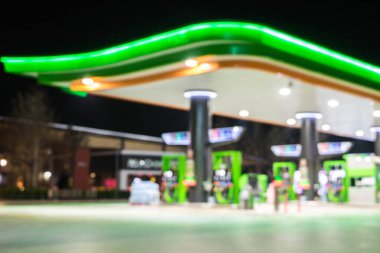 Atmosfer Işığı gece benzin istasyonunda bulanıklaştı