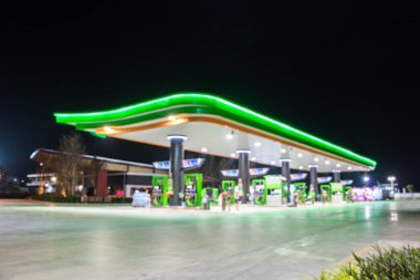 Atmosfer Işığı gece benzin istasyonunda bulanıklaştı