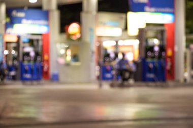 Atmosfer Işığı gece benzin istasyonunda bulanıklaştı