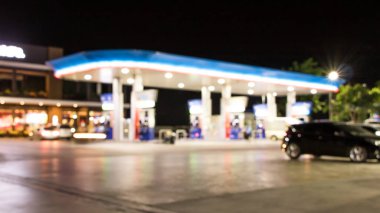 Atmosfer Işığı gece benzin istasyonunda bulanıklaştı