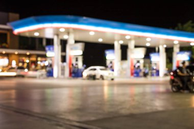 Atmosfer Işığı gece benzin istasyonunda bulanıklaştı