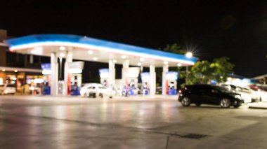 Atmosfer Işığı gece benzin istasyonunda bulanıklaştı