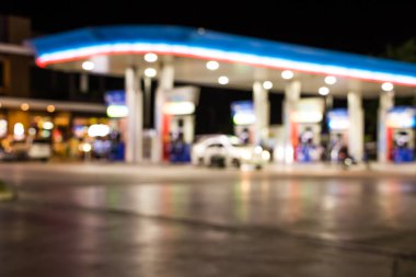 Atmosfer Işığı gece benzin istasyonunda bulanıklaştı