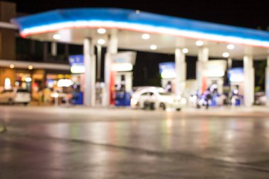 Atmosfer Işığı gece benzin istasyonunda bulanıklaştı