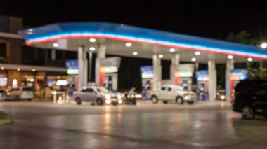 Atmosfer Işığı gece benzin istasyonunda bulanıklaştı