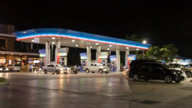 Atmosfer Işığı gece benzin istasyonunda bulanıklaştı