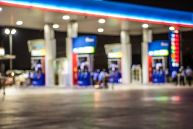 Atmosfer Işığı gece benzin istasyonunda bulanıklaştı