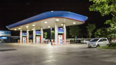 Atmosfer Işığı gece benzin istasyonunda bulanıklaştı