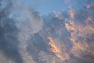 Güzel gökyüzü ve Bulut Gün batımından önce