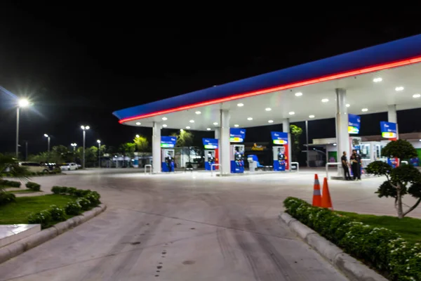 Oświetlenie Atmosferyczne Zamazane Stacji Benzynowej Pobliżu — Zdjęcie stockowe
