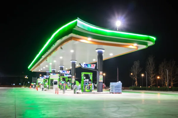 Atmosfer Işığı gece benzin istasyonunda bulanıklaştı