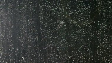 Yağmur geceleri pencereden aşağı süzülür..