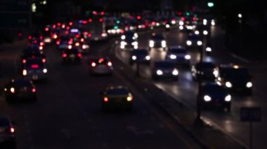 Gün batımında kavşakta banliyö trafiği olan ışık atmosferi