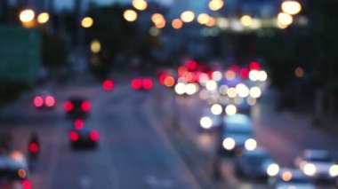Gün batımında kavşakta banliyö trafiği olan ışık atmosferi