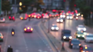 Gün batımında kavşakta banliyö trafiği olan ışık atmosferi
