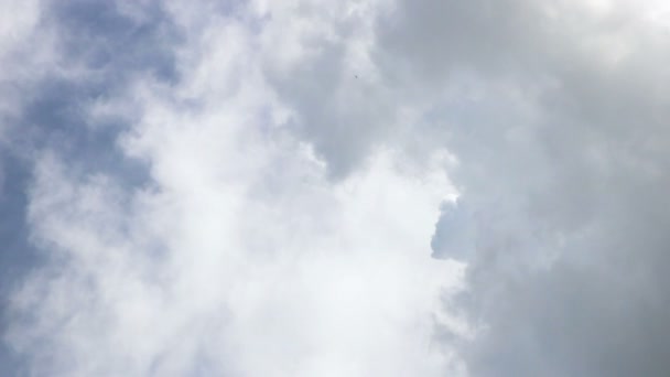 Σύννεφα Που Κινούνται Στον Γαλάζιο Ουρανό Κατά Διάρκεια Της Ημέρας — Αρχείο Βίντεο