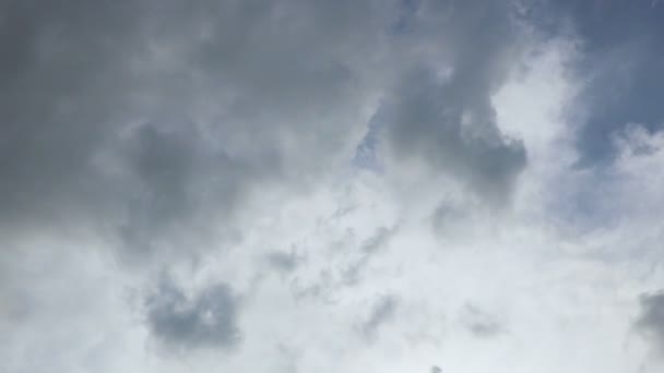 Wolken Bewegen Zich Overdag Blauwe Lucht — Stockvideo