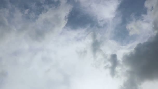 Nuages se déplaçant dans le ciel bleu pendant la journée