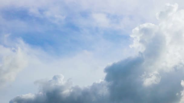 Wolken Bewegen Zich Overdag Blauwe Lucht — Stockvideo
