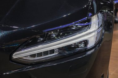 Yakın plan ön farlı araba. 