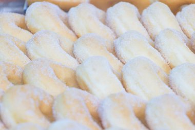 Birçok çörek şekerle kaplıdır..