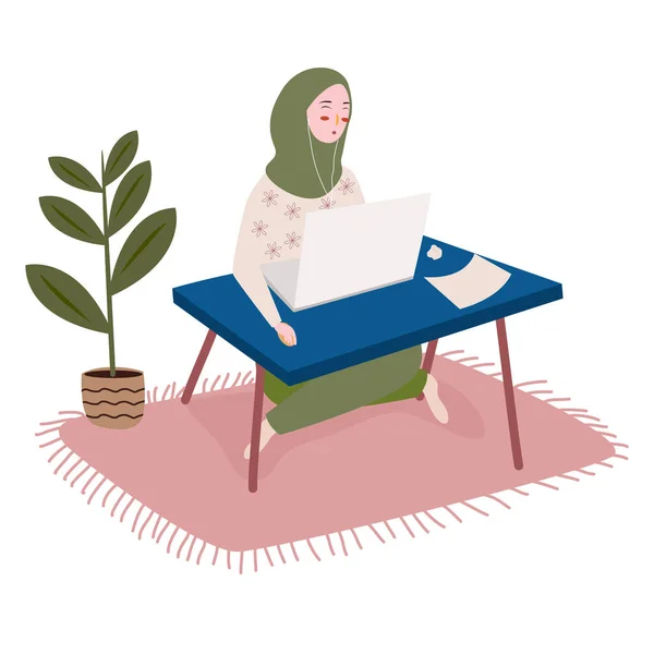 Muslimische Frau im Hijab sitzt auf Teppich arbeitet mit Laptop moderner flacher Cartoon-Design-Vektor. — Stockvektor