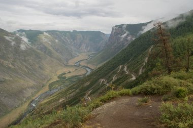 İniş için nehrin Chulyshman Vadisi
