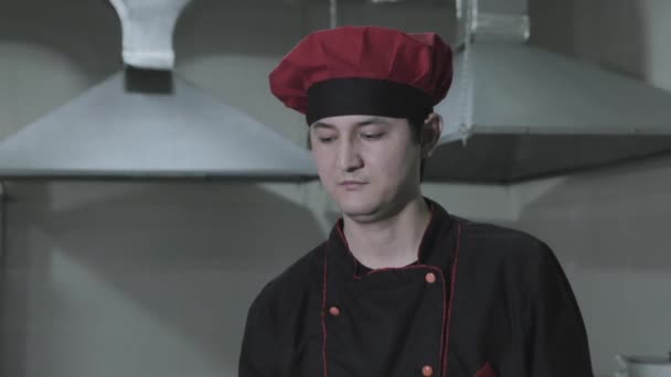 Bucătarul Ridică Farfurie Fel Mâncare Finit — Videoclip de stoc