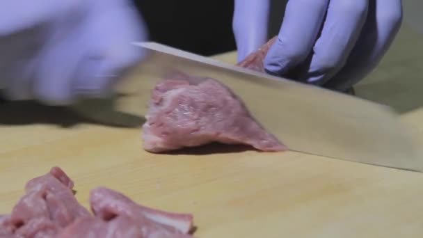 Chef Corta Carne Una Tabla Madera — Vídeo de stock