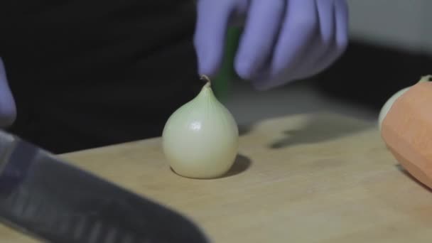 Cocinar Guantes Rebanadas Cebolla Sobre Una Tabla Madera — Vídeos de Stock