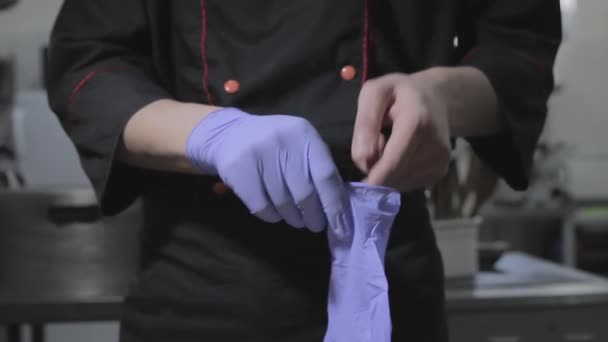 Kok Doet Rubber Handschoenen Aan Alleen Handen — Stockvideo