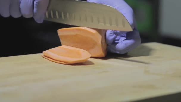 Chef Guantes Rebanando Zanahorias Una Tabla Madera — Vídeo de stock