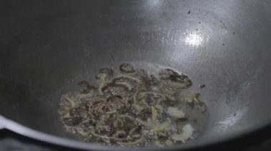 Aşçı eti sıcak yağın içine koyar, eti kazanda kızartır.