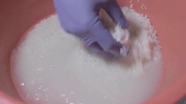 Aşçı pilavı büyük bir kâsede yıkar.