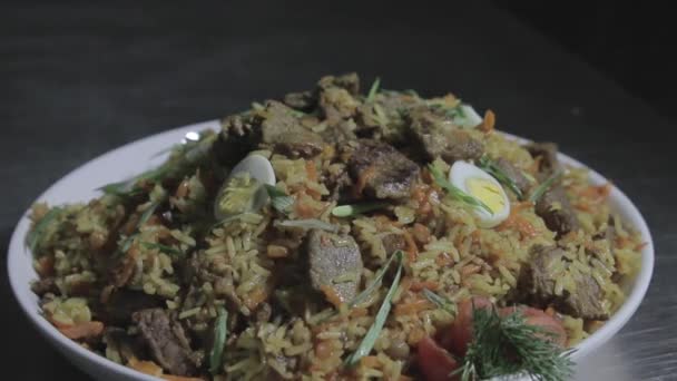 Placa Con Pilaf Cocinero Pone Ajo Pilaf — Vídeo de stock