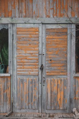 Eski bir ahşap ev üzerinde bir kilit ile ahşap kapı