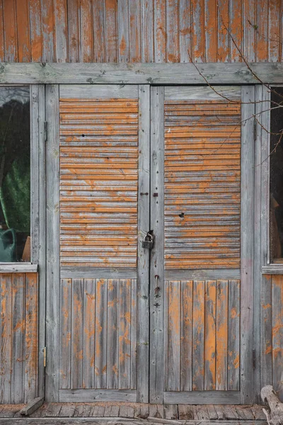 Fa ajtó zárral egy régi fából készült ház — Stock Fotó
