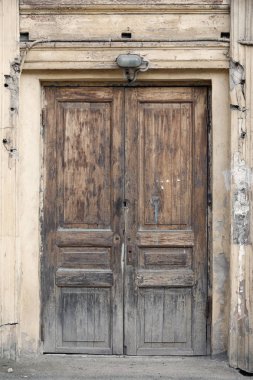 bir siperliği ile güzel eski ahşap kapı