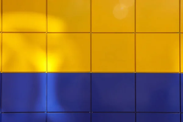 A sárga és a kék négyzetek fal — Stock Fotó