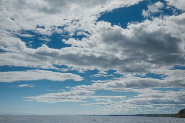 Mavi gökyüzü beyaz bulutlarla kaplıdır.