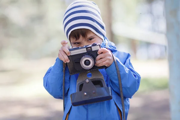 Dětské, chlapeček s fotoaparátem — Stock fotografie