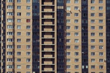 Yeni modern tuğla bina balkon ve Windows ile
