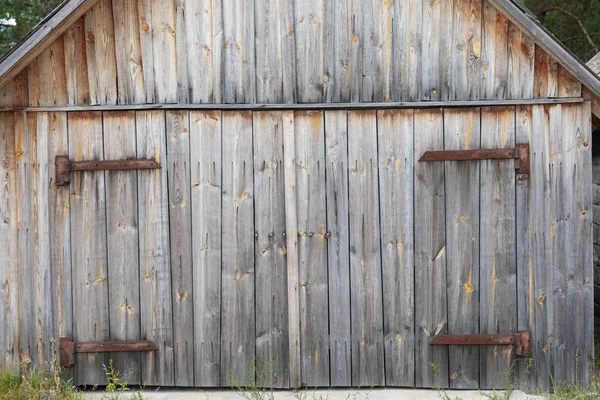 Poarta veche din lemn spre hambar — Fotografie, imagine de stoc