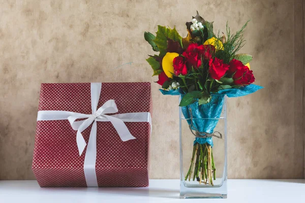 Gift box with flowers — Stock Photo, Image