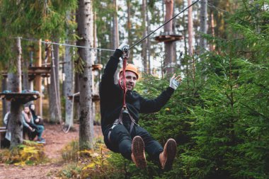 aşırı park, adam bir macera Park'ta bir parkta. Halat şehir. ülke park spor için