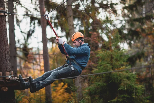 Oraşul Frânghiilor Fac Sport Bărbat Cască Atârnată Frânghie Siguranţă Parcul — Fotografie, imagine de stoc